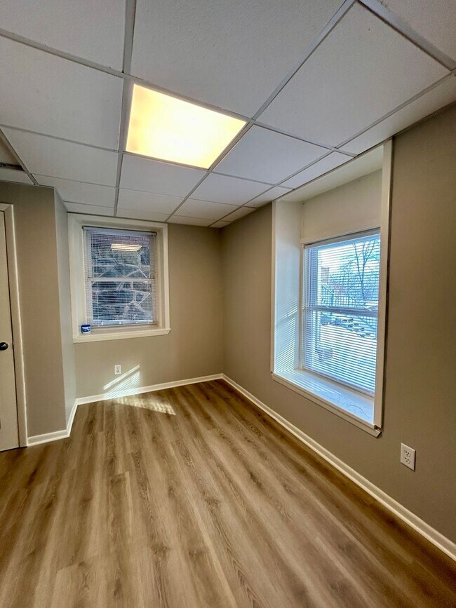 Building Photo - 820 W 4th St