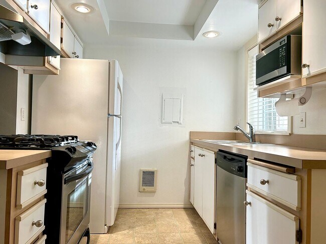 Building Photo - Beautiful Three Bedroom Townhome