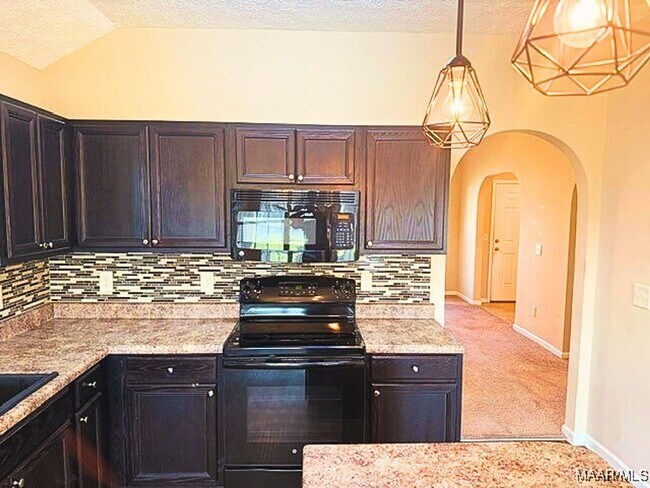 Foto del edificio - AVAILABLE NOW!!!