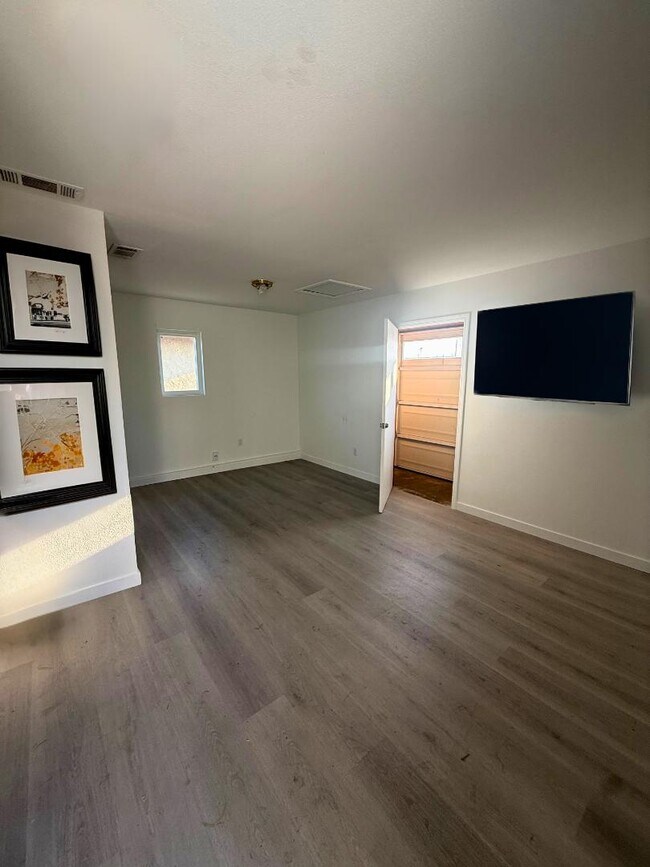 Foto del edificio - 7877 Kempster Ave