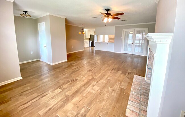 Spacious Open Floor plan living - 405 N French Quarter Dr