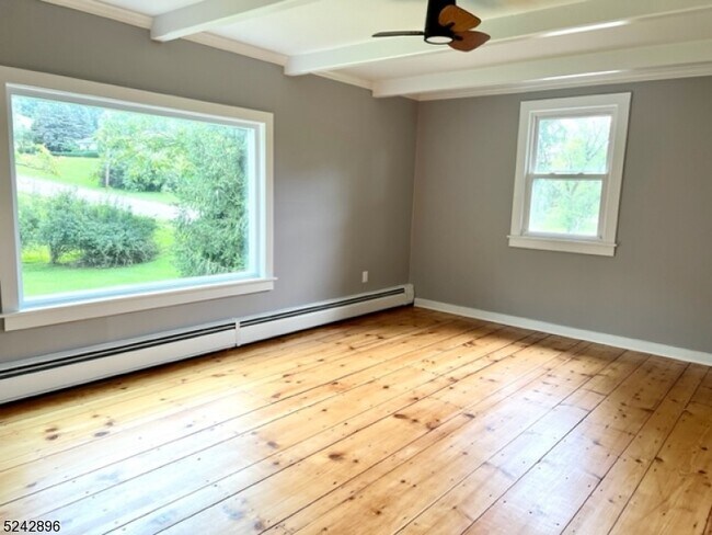 Foto del edificio - 8 Farm Cottage Rd