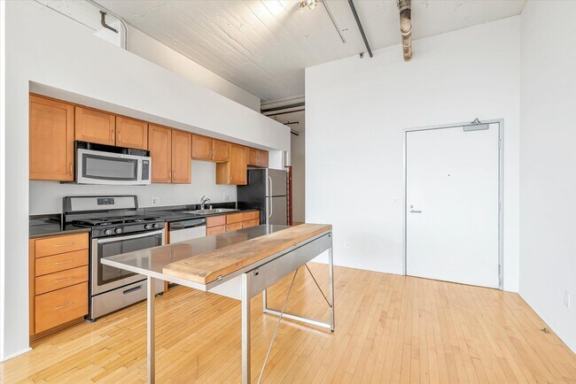 Building Photo - 420 S San Pedro St