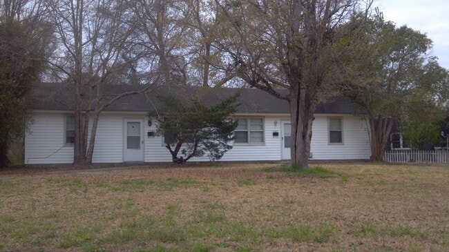Building Photo - Affordable duplex- coming soon