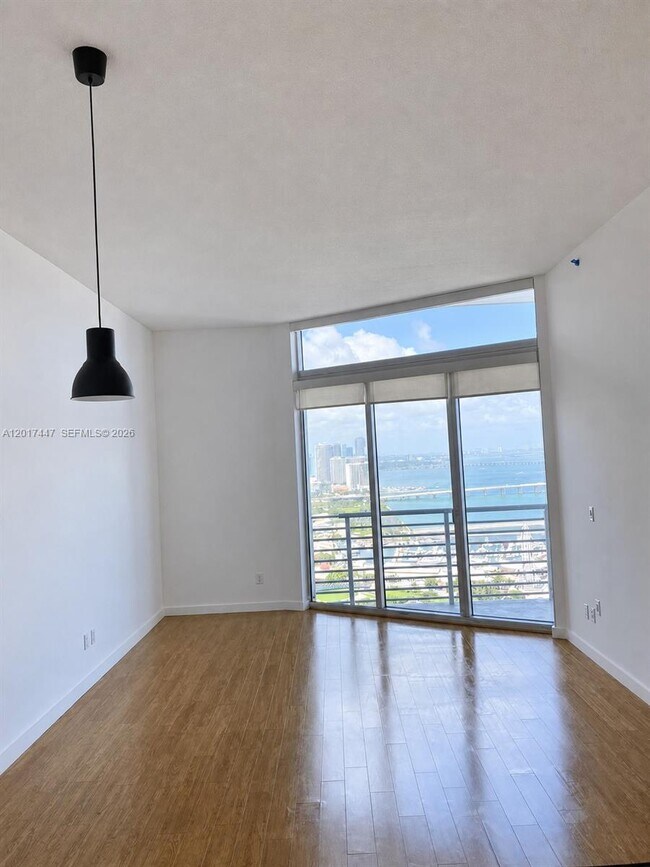 Foto del edificio - 325 S Biscayne Blvd
