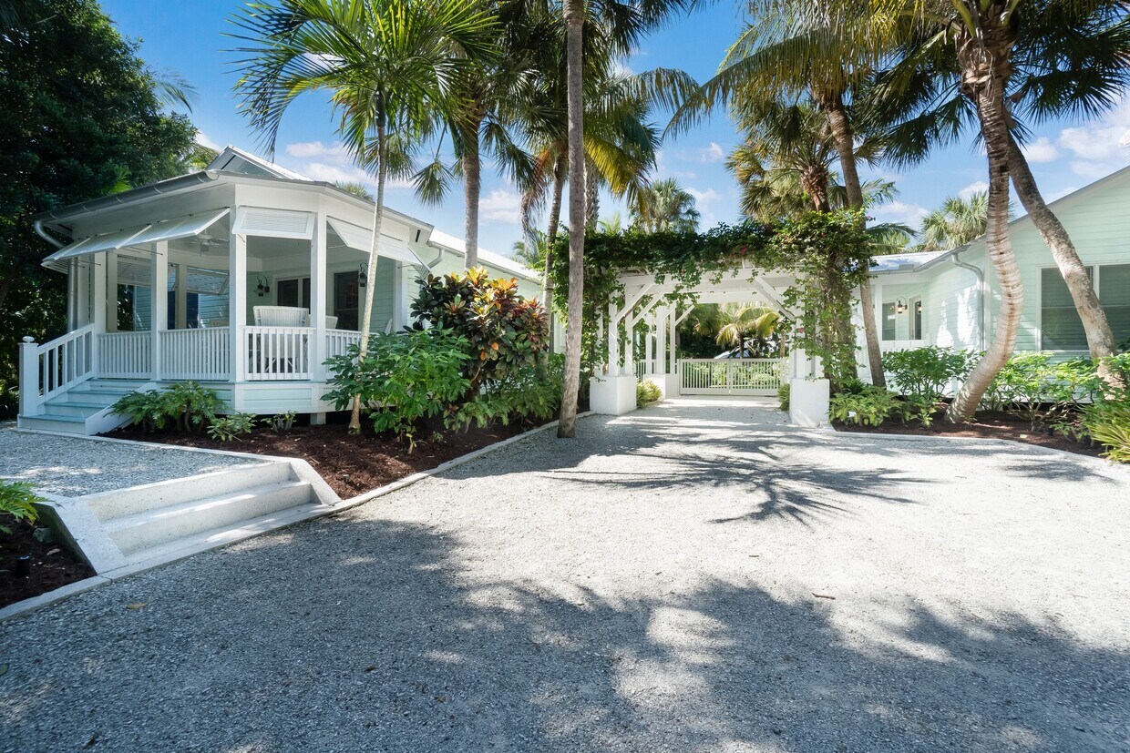 Primary Photo - 121 Palm Ave