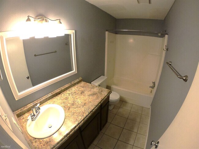 Building Photo - 2 br, 2 bath 4plex - 404 Manuel Dr A