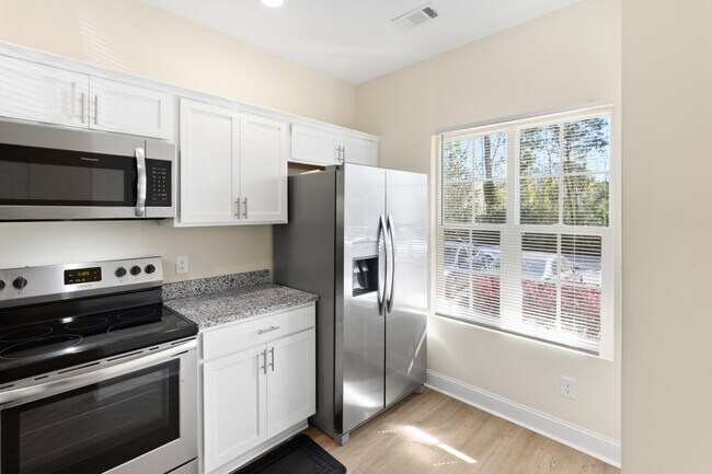 Foto del edificio - Move-In Ready 2BR Townhome in Beaufort – Don’t Miss This!