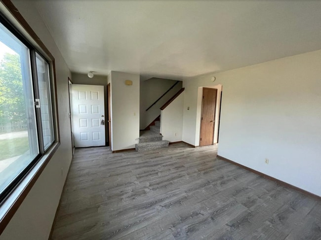 Building Photo - Spacious 3 Bed Duplex | Milwaukee, WI