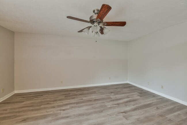 Building Photo - 7024 Greenview Cir S