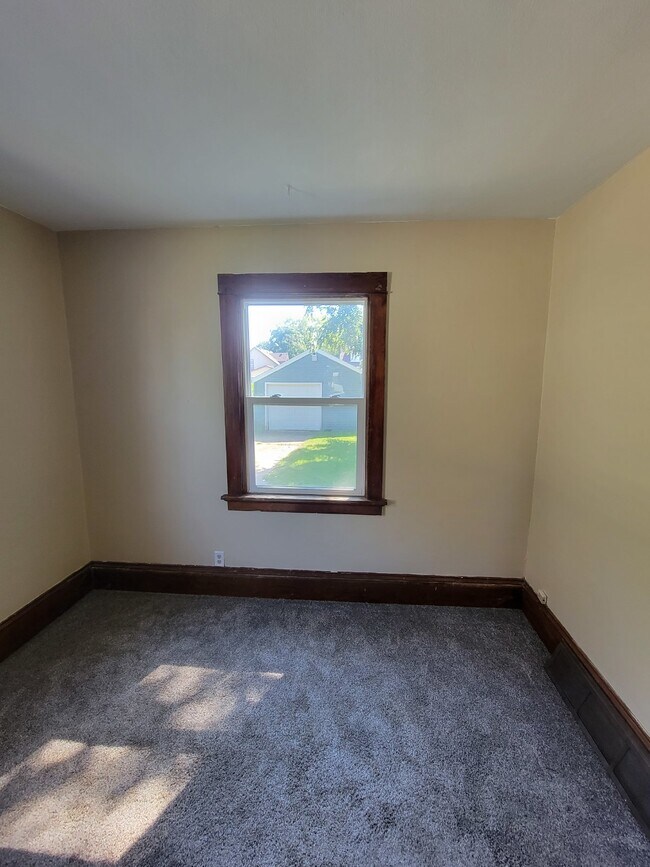 Foto del edificio - 1403 St Lawrence Ave. - Lower