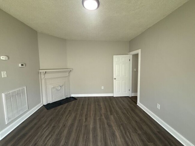 Building Photo - FOR RENT - Renovated Duplex in Gallatin - Half Off 1st Month Move in Special!
