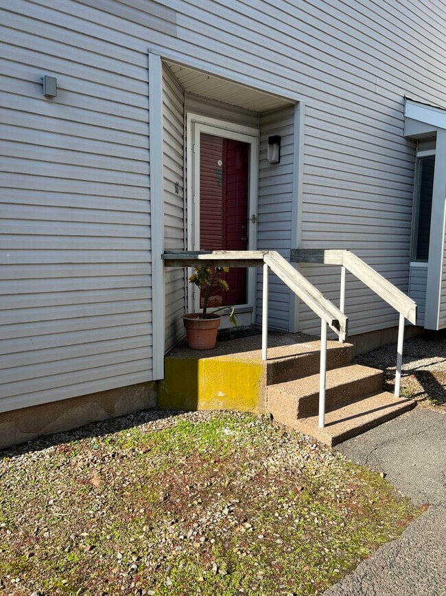 Building Photo - 655 Talcottville Rd