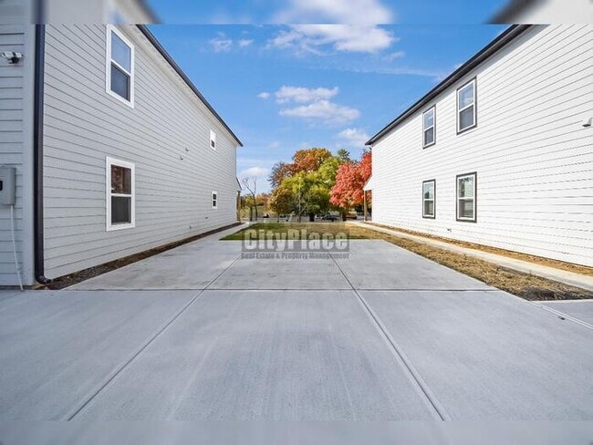 Building Photo - 2809 E Riverside Dr