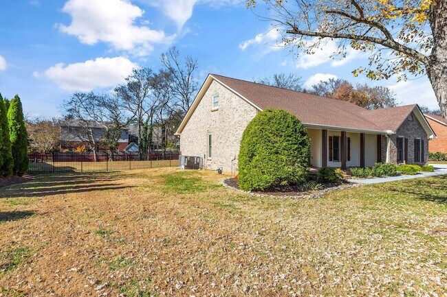 Foto del edificio - 755 Regal Dr