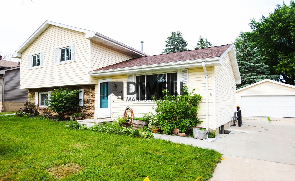 Primary Photo - Large Home in Stewartville