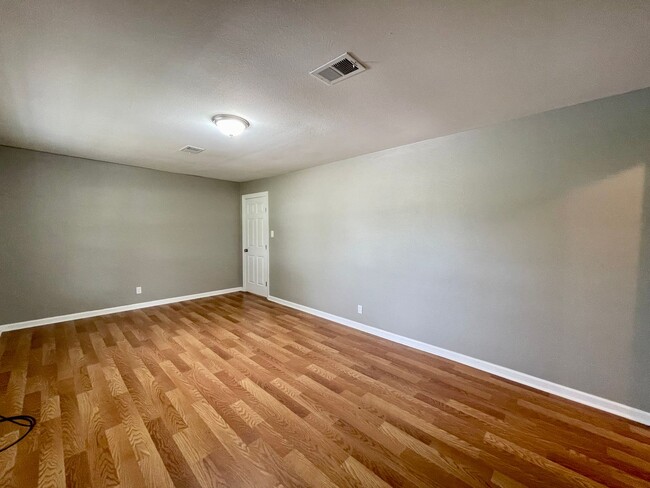 Building Photo - ** Move-In special: $200 off 1st Mo.**LCM ...