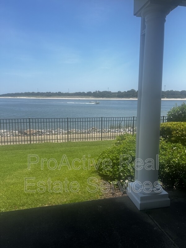 Foto del edificio - 9468 Bay Front Dr
