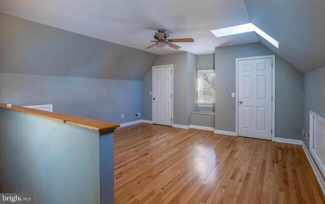Building Photo - 304 Elm Ave