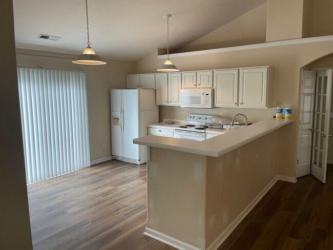 Foto del edificio - 3BR Home with Fenced Yard & Community Pool...