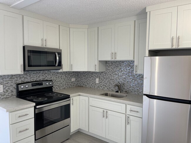 Building Photo - Picturesque Punahou Apartment