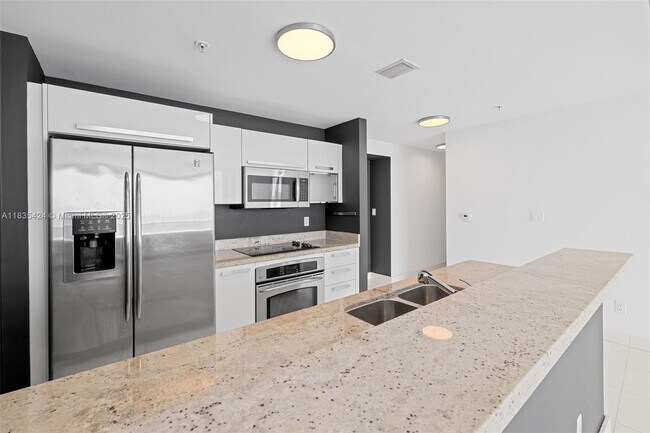 Foto del edificio - 601 NE 36th St