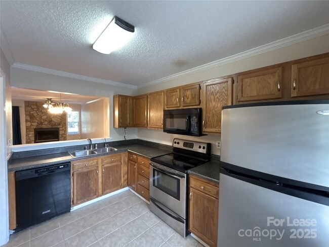 Building Photo - 8258 Golf Ridge Dr