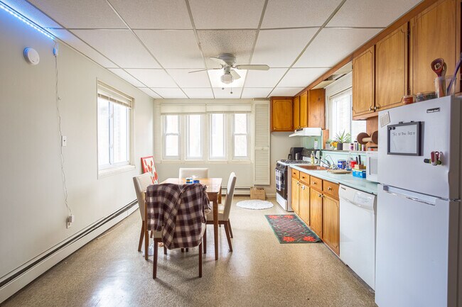 kitchen - 2062 Dunwoodie St