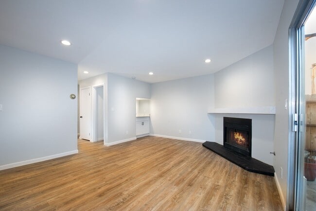 Foto del edificio - Fully Remodeled Townhouse in Gated Gardena...
