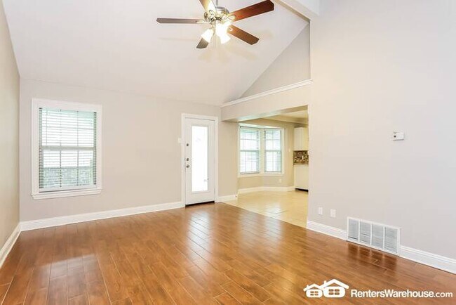 Building Photo - Freshly Renovated Move-In Ready, Spacious ...