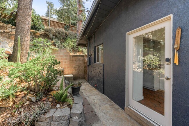 Foto del edificio - Hollywood Hills Treehouse: Mid-Century Cha...