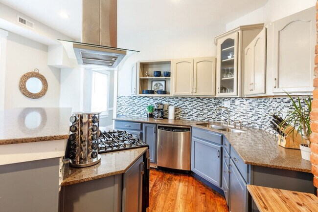 Building Photo - 1602 Mansfield St