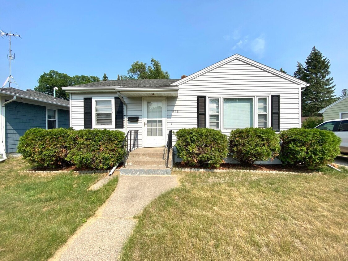 Primary Photo - 3 Bedroom in South Moorhead!!