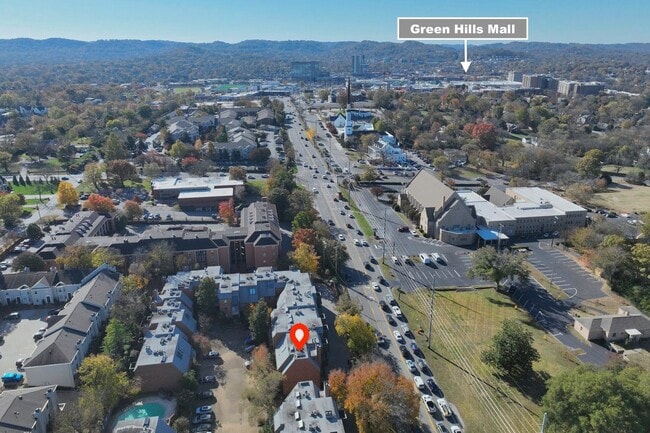 Foto del edificio - **PERFECTLY SITUATED TOWNHOME IN GREEN HIL...