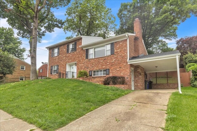 Building Photo - 5 bed, 2 bath split-level