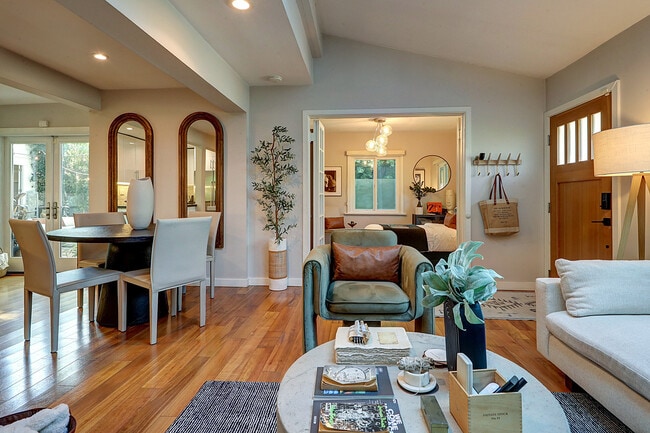 Foto del edificio - 8326 Ridpath Dr