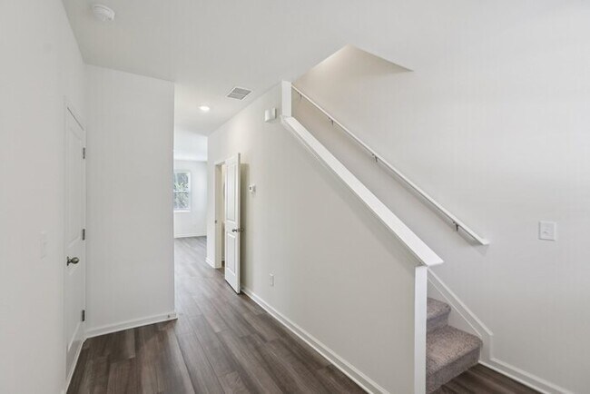 Building Photo - Fantastic 3bd/2.5ba home! Coming soon!