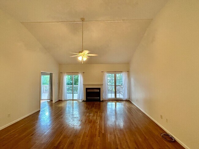 Foto del edificio - Charming 4 Bedroom, 2.5 Bath Home – Single...