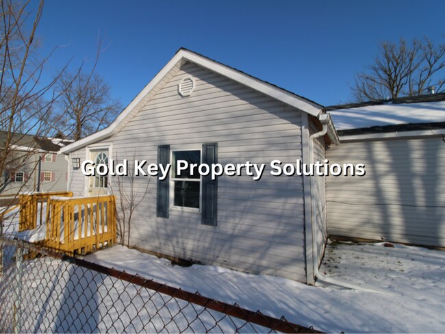 Foto del edificio - MUNCIE 1 BR 1 BA House with Huge Covered Deck and Fenced Yard (NO SECTION 8)