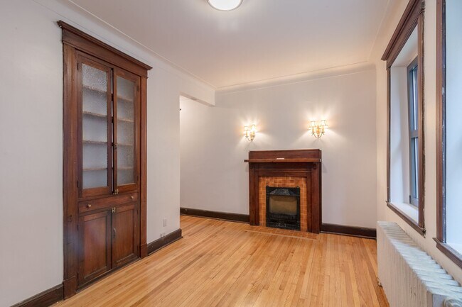 Building Photo - 2050 Av. Claremont
