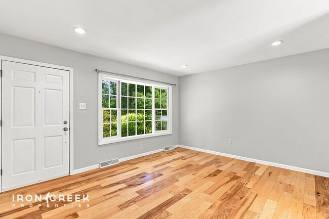 Building Photo - 16 King Arthur Pl
