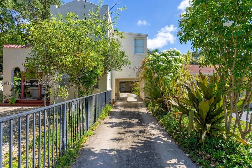 Foto principal - 1045 NE 131st St