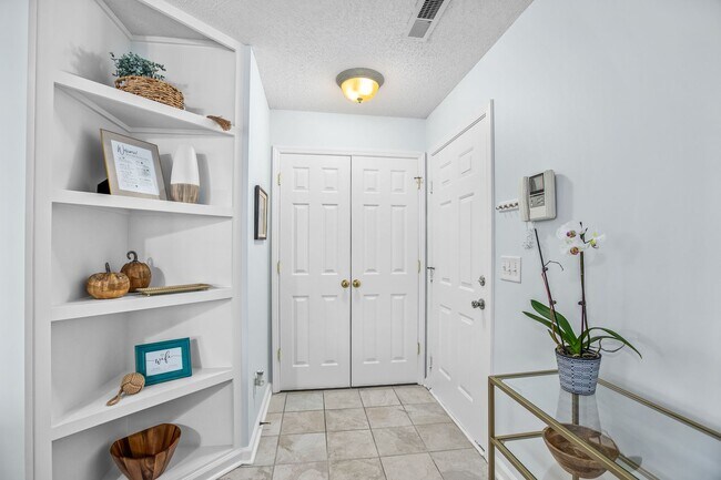 Building Photo - Spacious Furnished 2 bedroom 2 bath Condo ...