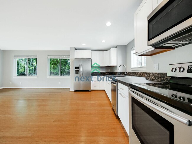 Building Photo - Welcome to this charming 3-bedroom, 2-bath...