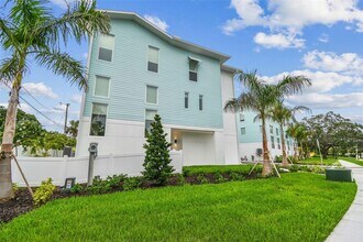 Building Photo - 3826 Pompano Dr SE