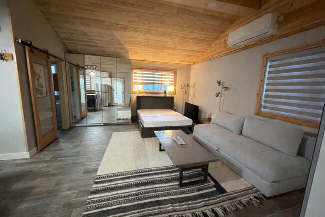 Foto del edificio - 7711 Owensmouth Ave