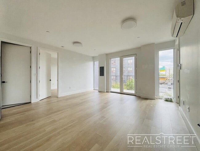 Building Photo - Sun-Drenched Boutique Living in Prime Williamsburg | Private Balconies & Skyline Views