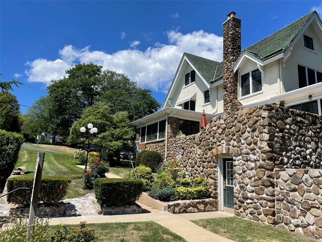 Building Photo - 139 S Broadway