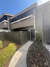Building Photo - 275 Streamwood