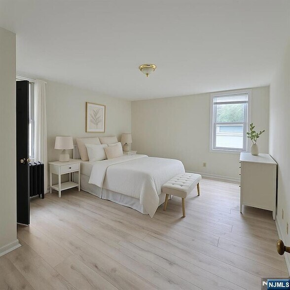 Foto del edificio - 458-460 Leslie Street Unit 2L